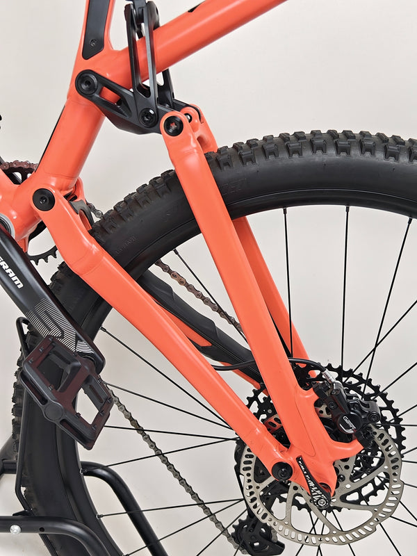 Exploring the handlebars and controls on the 2021 Specialized Stumpjumper Alloy, reflecting its modern technology in very good condition for £1,250.00.