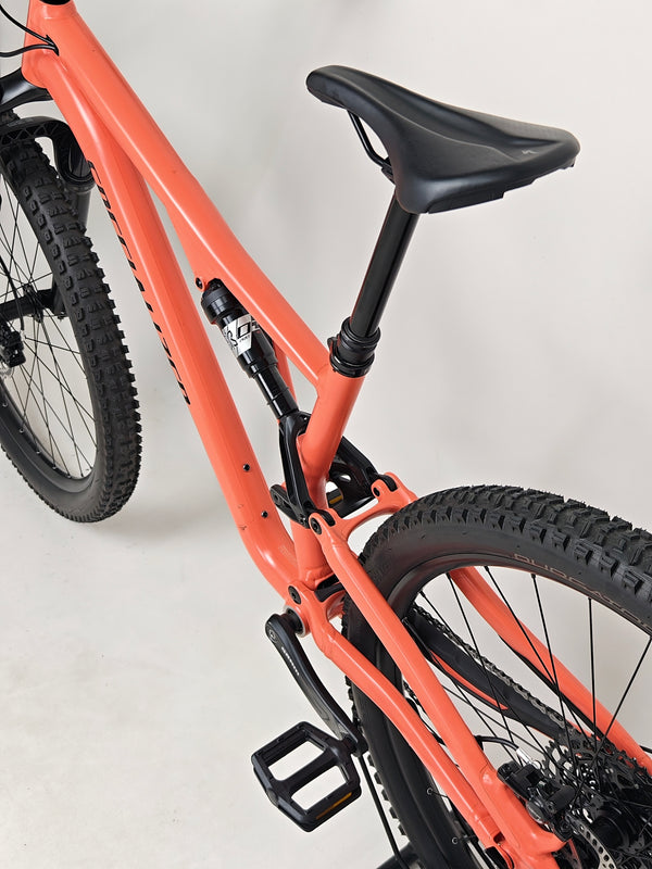Overhead view of the 2021 Specialized Stumpjumper Alloy, showcasing its sleek lines and functional design, offered in very good condition for only £1,250.00.