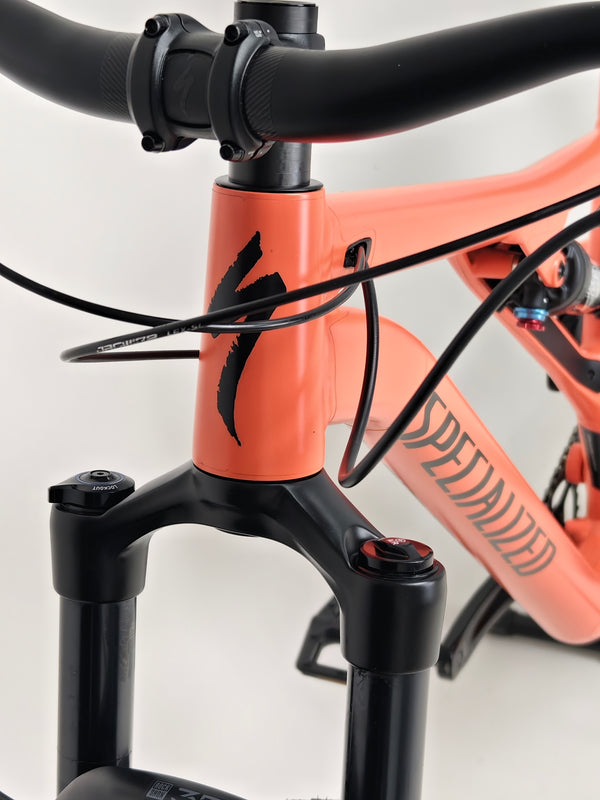 2021 Specialized Stumpjumper Alloy, showcasing its standout features and excellent condition, available for only £1,250.00.