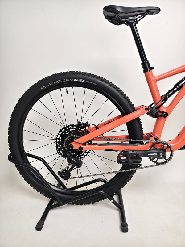 2021 Specialized Stumpjumper Alloy's craftsmanship displayed beautifully, affirming quality in very good condition for our price of £1,250.00.