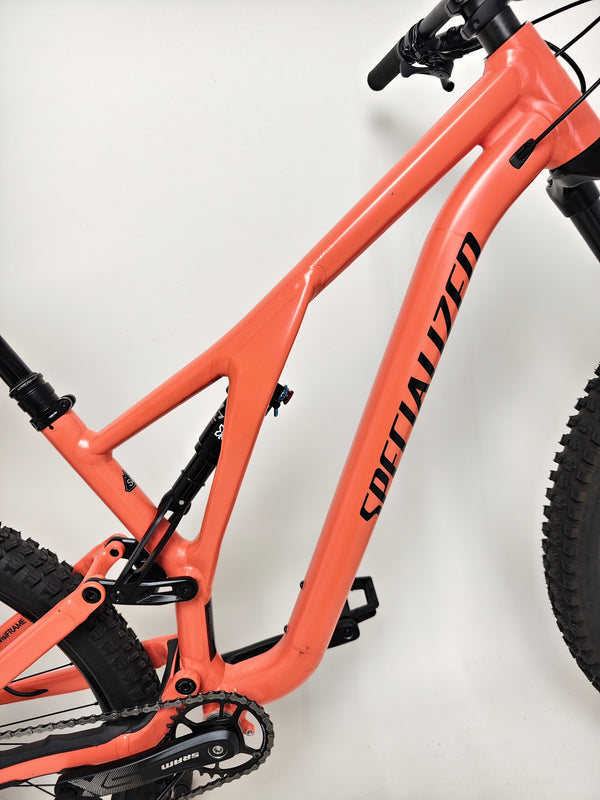 Inspecting the dropper seat post on the 2021 Specialized Stumpjumper Alloy, highlighting its functionality in very good condition for only £1,250.00.