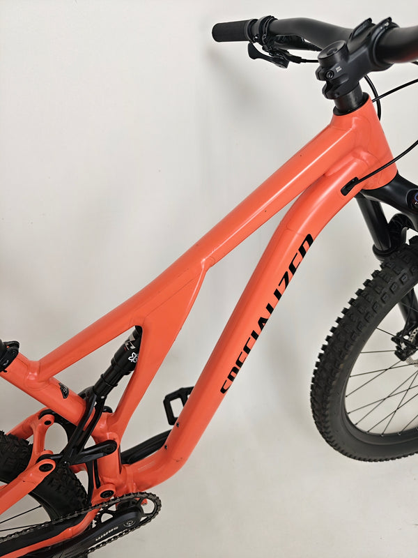 Highlighting the 2021 Specialized Stumpjumper Alloy frame features, illustrating strength and style in very good condition for £1,250.00.
