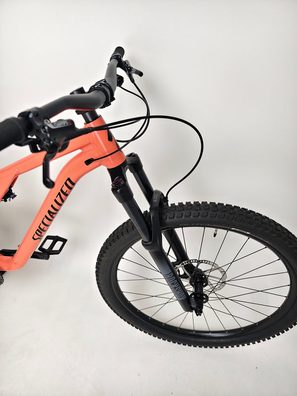 2021 Specialized Stumpjumper Alloy with a captivating angle, emphasizing its alloy construction and offers in very good condition for £1,250.00.