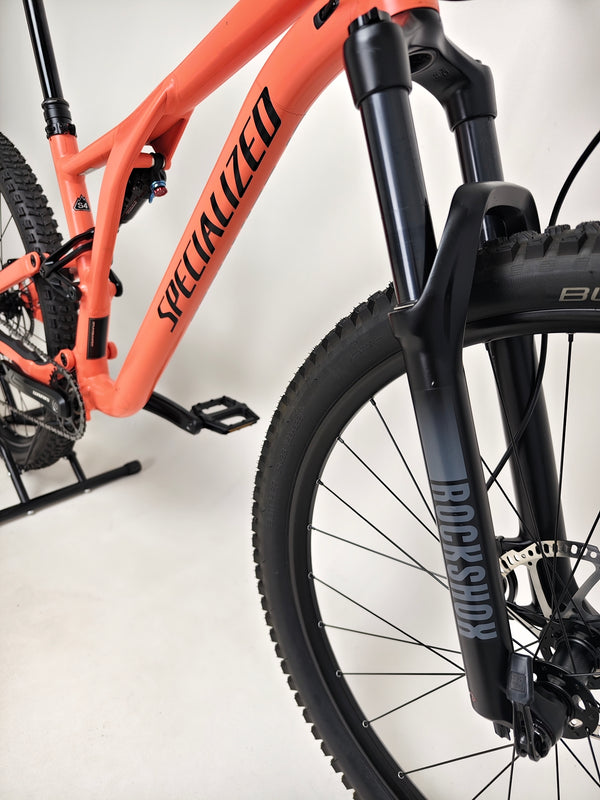2021 Specialized Stumpjumper Alloy with visible protection kit detail, maintaining pristine paint, offered in very good condition for £1,250.00.