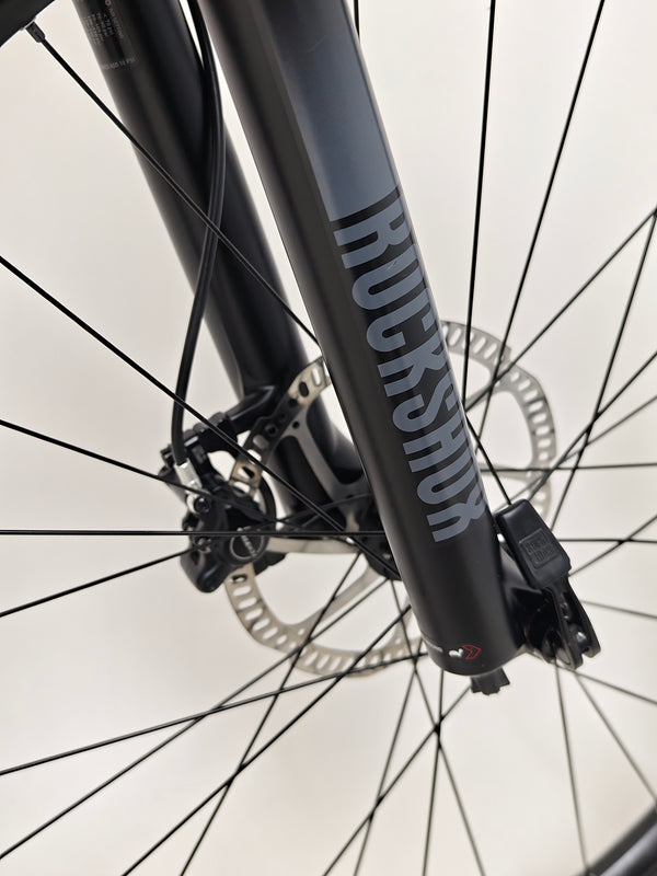 2021 Specialized Stumpjumper Alloy on a rugged backdrop, illustrating its dynamics in very good condition at the price of £1,250.00.