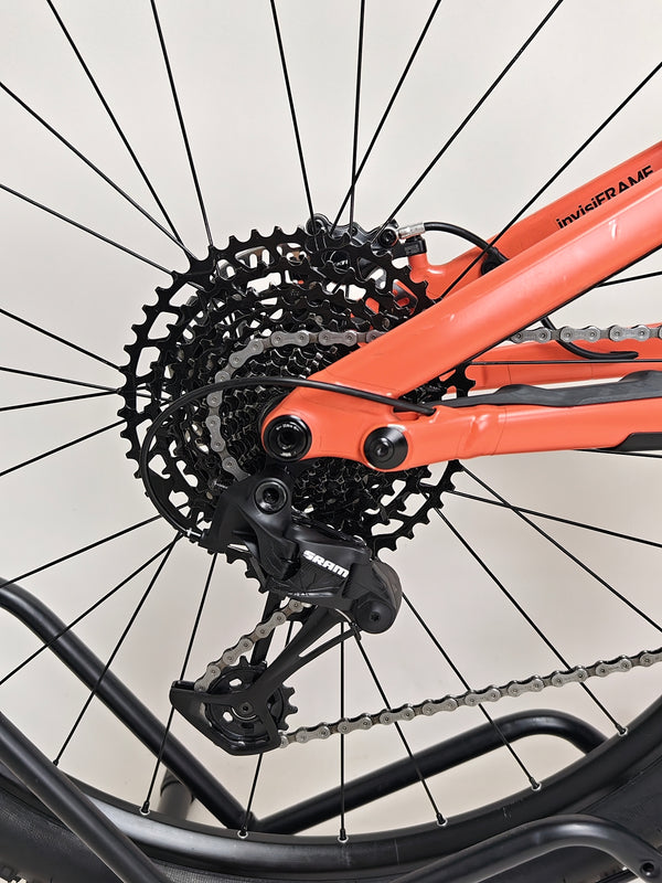 A captivating shot of the 2021 Specialized Stumpjumper Alloy in natural light, highlighting its very good condition and price of £1,250.00.