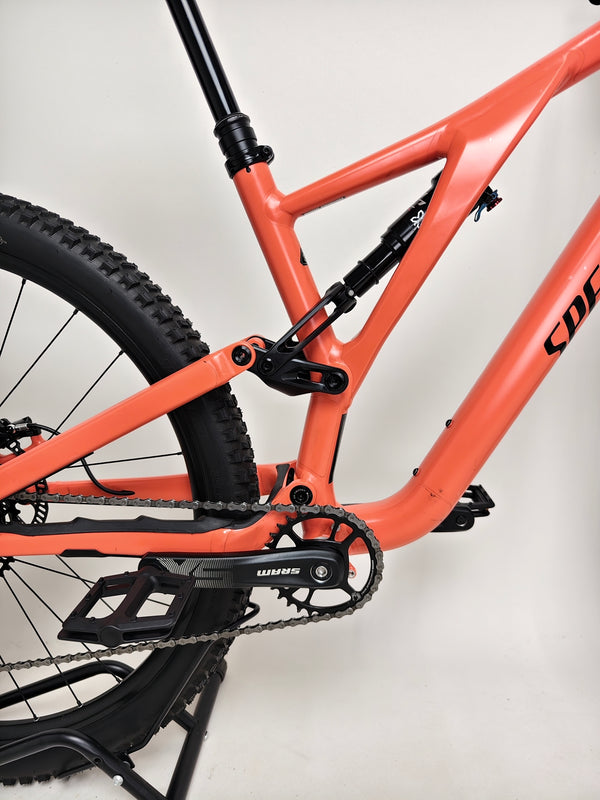 Close-up detail on the 2021 Specialized Stumpjumper Alloy's wheels and tires, emphasizing performance in very good condition for only £1,250.00.