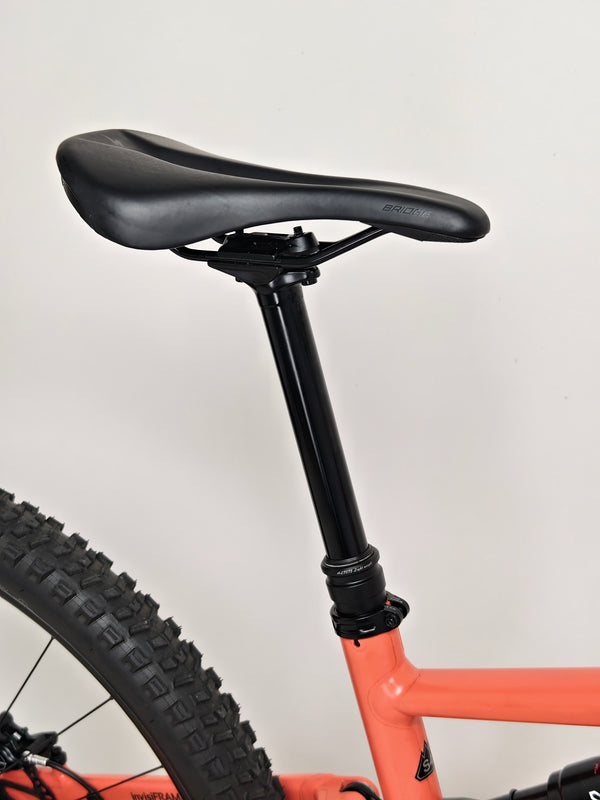 2021 Specialized Stumpjumper Alloy's highlighted features in detail, indicating its excellent condition and valued at £1,250.00.