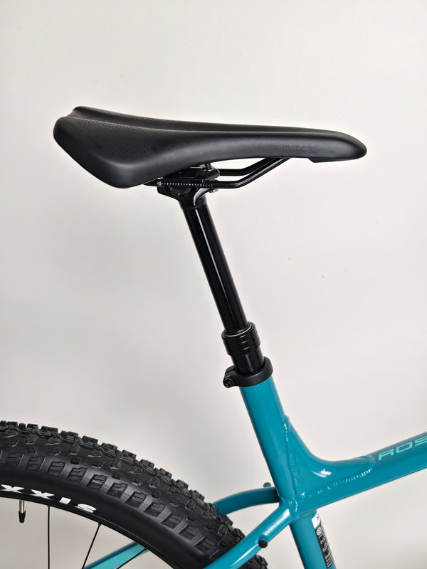 Image of Trek ROSCOE 7 2021 showing its elegant lines and robust components, XL size mountain bike, now at £590.