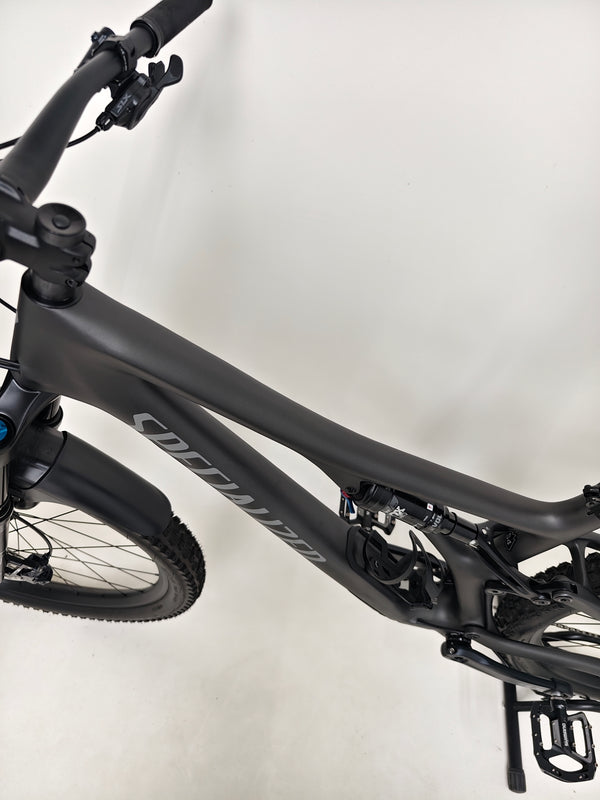 Close-up of the FOX rear shock on Specialized Stumpjumper Comp CARBON 2023, highlighting premium quality, RRP: £4,250.00, now available for £1,980.00 including FREE Delivery!