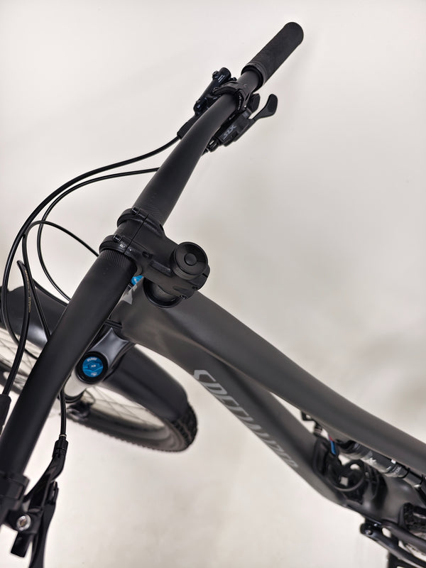 Image of the Specialized Stumpjumper Comp CARBON 2023 large frame in grey, showcasing its aesthetic and like new condition, RRP: £4,250.00, current price £1,980.00 with FREE Delivery!