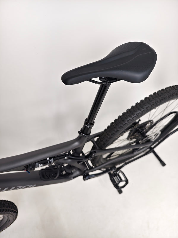 Side view of the asymmetrical design of the Specialized Stumpjumper Comp CARBON 2023 large mountain bike, highlighting in like new condition, RRP: £4,250.00, offered at £1,980.00 including FREE Delivery!