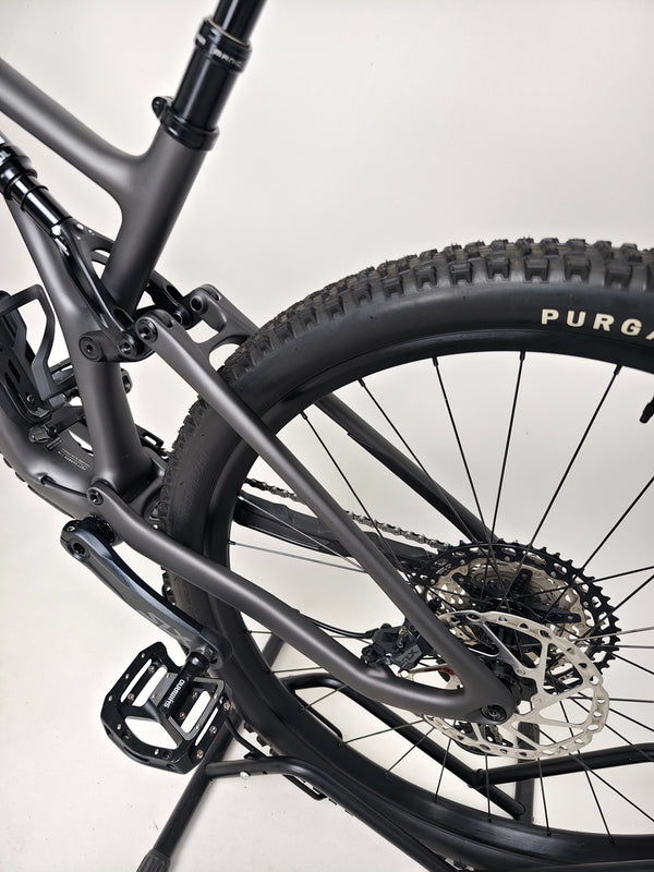 Focused view of the sealed cartridge bearing pivots on the Specialized Stumpjumper Comp CARBON 2023 large bike, demonstrating its quality and like new condition, RRP: £4,250.00, now £1,980.00 with FREE Delivery!
