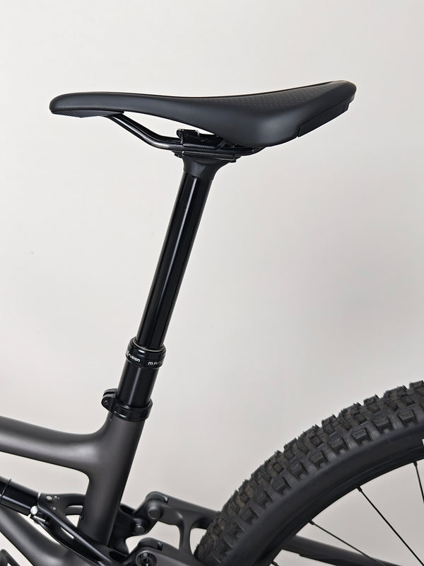 Close-up of the Specialized Stumpjumper Comp CARBON 2023 mountain bike showing its disc brakes and rotor, in like new condition, RRP: £4,250.00, current price only £1,980.00 with FREE Delivery!