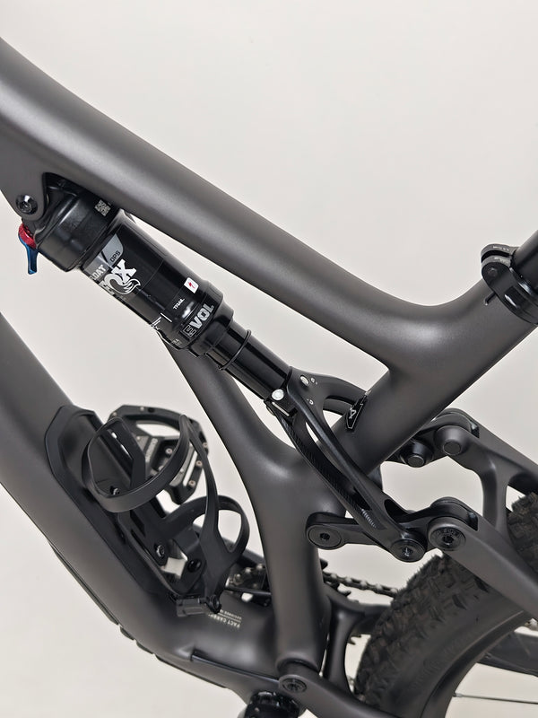 Detailed shot of the Specialized Stumpjumper Comp CARBON 2023 large bike's rear end, showcasing excellent condition, RRP: £4,250.00, available now for only £1,980.00 including FREE Delivery!