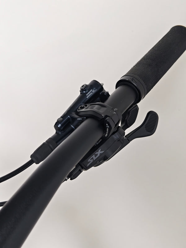 Close-up of the Specialized Stumpjumper Comp CARBON 2023 large bike frame logo, highlighting its quality, RRP: £4,250.00, now offered at £1,980.00 including FREE Delivery!