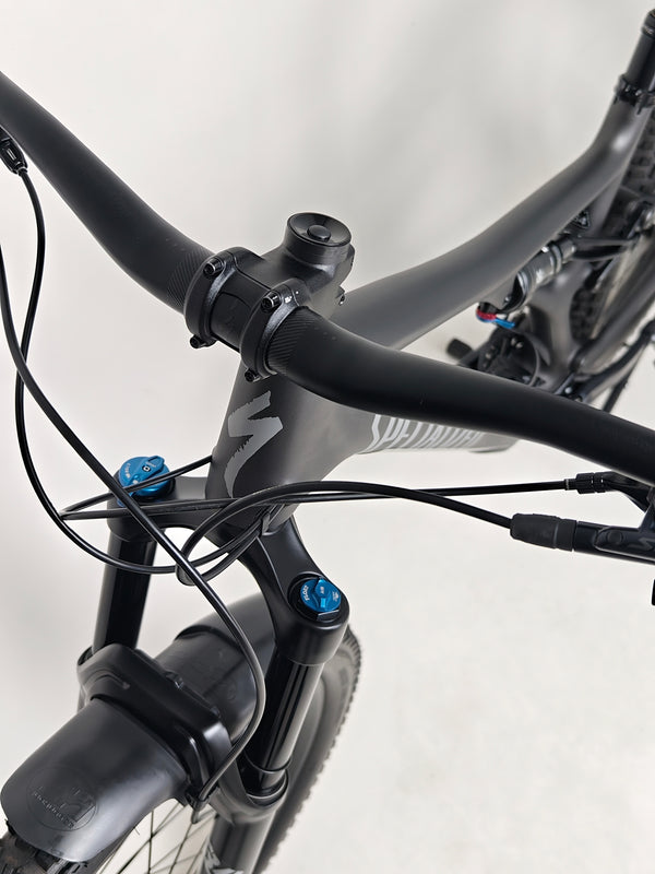 Image showcasing the unique frame features of the Specialized Stumpjumper Comp CARBON 2023, in pristine condition, RRP: £4,250.00, on sale for £1,980.00 with FREE Delivery!