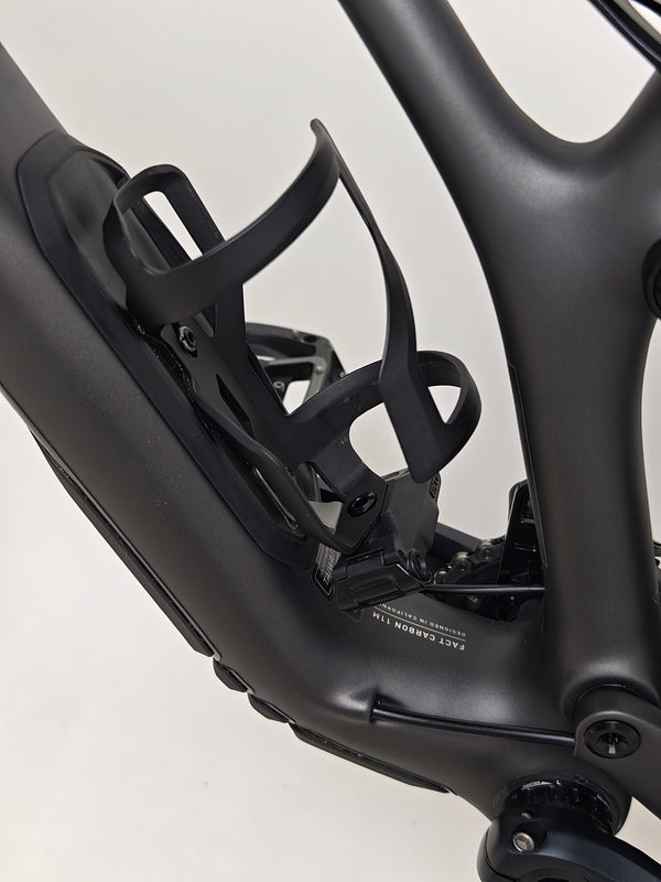 Side shot of the Large frame of Specialized Stumpjumper Comp CARBON 2023 mountain bike in pristine condition, RRP: £4,250.00, now available for £1,980.00 with FREE Delivery!