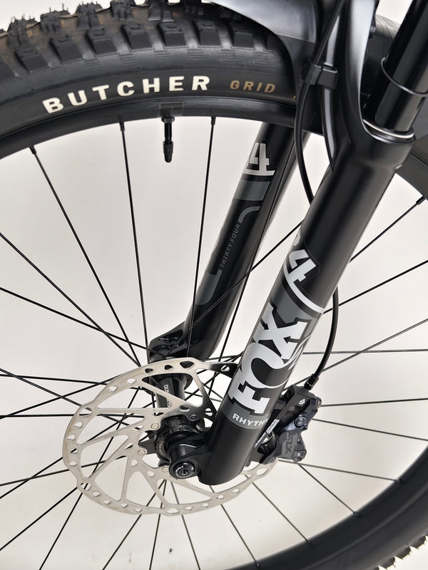 Close-up view of the high-performance components of the Specialized Stumpjumper Comp CARBON 2023 mountain bike, in like new condition, RRP: £4,250.00, now just £1,980.00 including FREE Delivery!