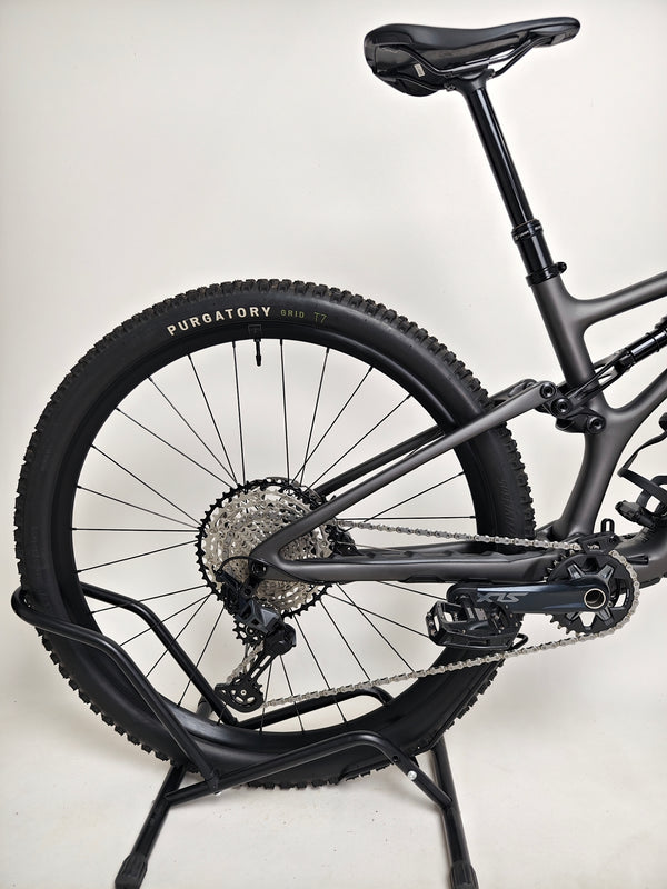 Image demonstrating the performance of the Shimano SLX hydraulic disc brakes on Specialized Stumpjumper Comp CARBON 2023, like new condition, RRP: £4,250.00, just £1,980.00 with FREE Delivery!