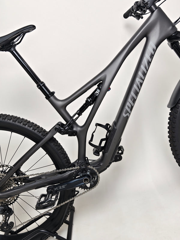 Detailed shot of the 2.6-inch Butcher front tyre on the Specialized Stumpjumper Comp CARBON 2023 large bike, in like new condition, RRP: £4,250.00, on sale for £1,980.00 with FREE Delivery!