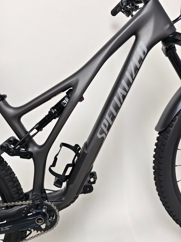 Image showcasing the premium materials of the Specialized Stumpjumper Comp CARBON 2023 large bike, highlighting its exceptional quality and like new condition, RRP: £4,250.00, only £1,980.00 with FREE Delivery!
