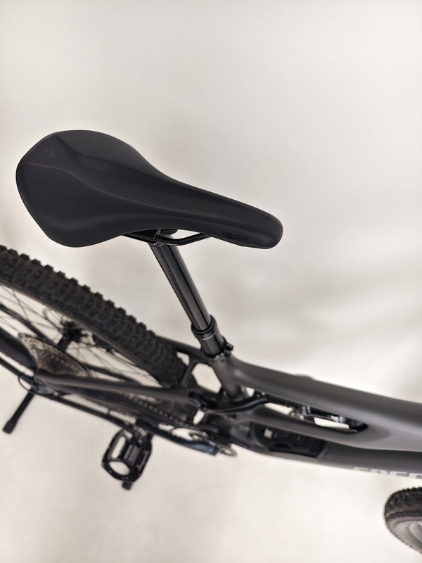 Image of the front suspension features on the Specialized Stumpjumper Comp CARBON 2023 large mountain bike, in excellent condition, RRP: £4,250.00, now reduced to £1,980.00 with FREE Delivery!