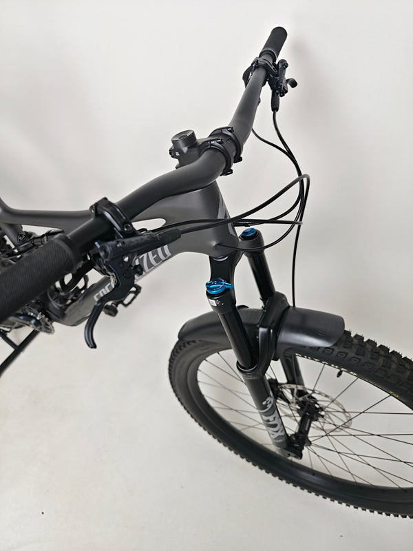 Close-up view of the down tube on Specialized Stumpjumper Comp CARBON 2023 mountain bike, emphasizing its like new condition, RRP: £4,250.00, available now for £1,980.00 with FREE Delivery!