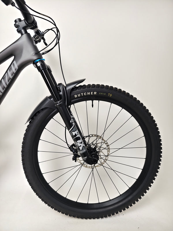 Detailed look at the handlebars of the Specialized Stumpjumper Comp CARBON 2023, in excellent condition, RRP: £4,250.00, now just £1,980.00 with FREE Delivery!