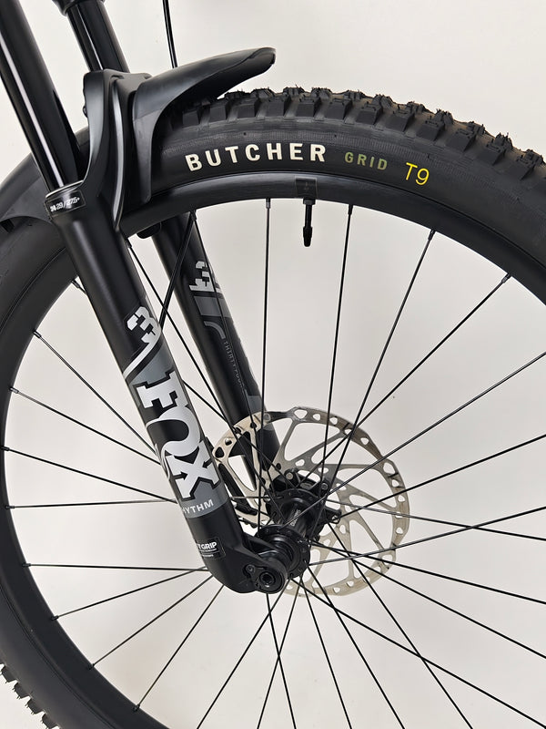 Capture of the Shimano MT510-B hub on the Specialized Stumpjumper Comp CARBON 2023 mountain bike, like new condition showcased, RRP: £4,250.00, available for £1,980.00 with FREE Delivery!