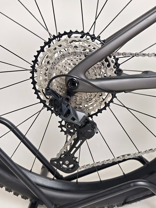 Front view of the Specialized Stumpjumper Comp CARBON 2023 large bike, capturing its premium features and like new condition, RRP: £4,250.00, now priced at £1,980.00 with FREE Delivery!