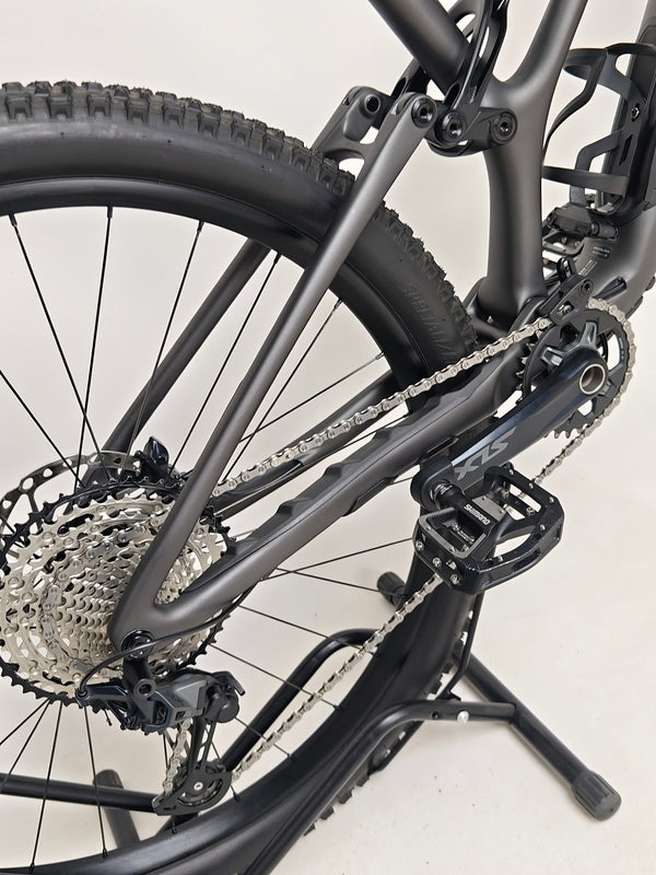 Image of the Specialized Stumpjumper Comp CARBON 2023 showcasing its robust build and design, like new condition, RRP: £4,250.00, now just £1,980.00 with FREE Delivery!