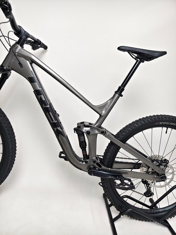 Close-up of Trek Slash 7 Gen 5, X-LARGE with Lyrik fork and SLX components, original RRP: £2,775.00, discounted price £1,760.00 with free and fast delivery.