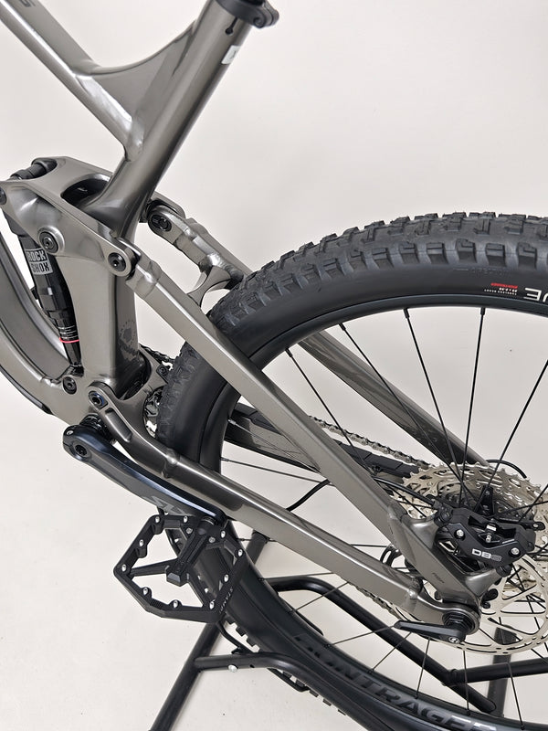 Close-up of Trek Slash 7 Gen 5, X-LARGE showcasing Lyrik fork and SLX system, RRP: £2,775.00, offered at £1,760.00, includes free fast delivery.