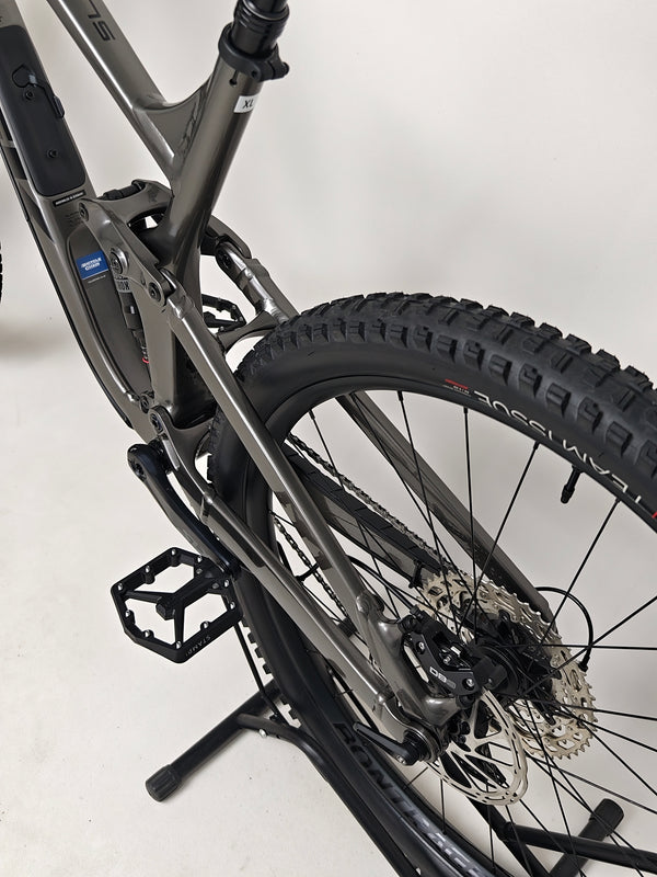 Overall image of Trek Slash 7 Gen 5 in X-LARGE frame, with Lyrik suspension and SLX features, RRP: £2,775.00, current price £1,760.00 including free fast courier delivery.