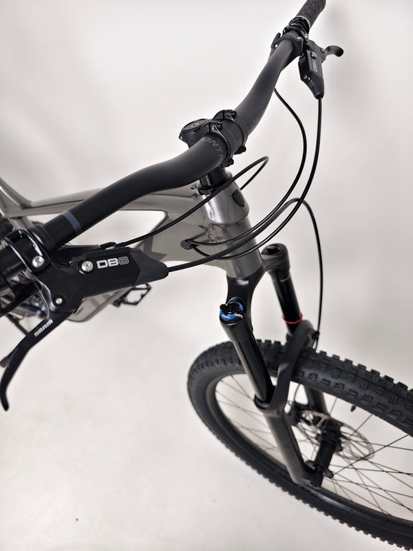 Image of Trek Slash 7 Gen 5 in like-new condition, X-LARGE, featuring high-performance Lyrik fork and SLX system, RRP: £2,775.00, discounted to £1,760.00 with fast delivery.