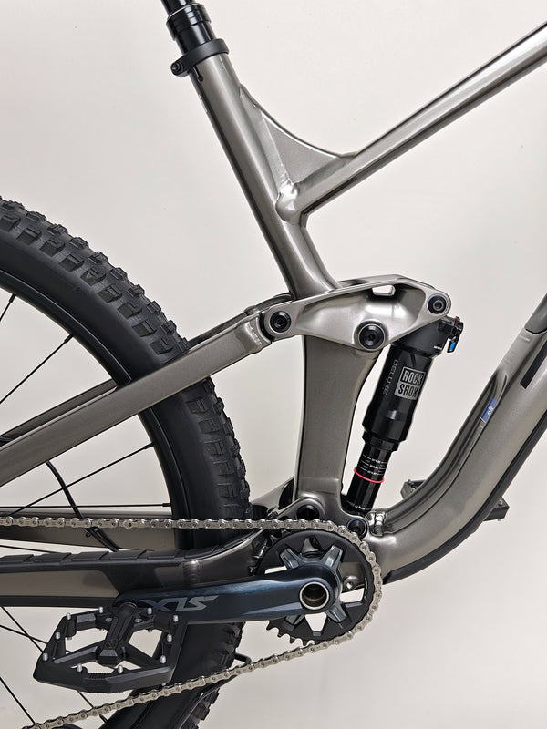 Trek Slash 7 Gen 5 mountain bike in X-LARGE, equipped with Lyrik suspension and SLX gearing, original price £2,775.00, now offered at £1,760.00 with free courier delivery.