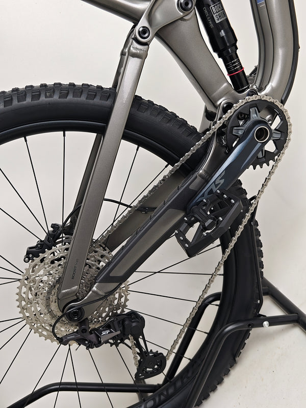 Image of Trek Slash 7 Gen 5 bike in like new condition, X-LARGE size with Lyrik fork and SLX drivetrain, original RRP: £2,775.00, available for £1,760.00 with free delivery.