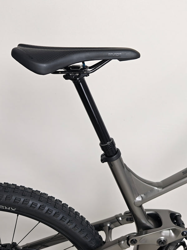 Close detail image of Trek Slash 7 Gen 5 bike, X-LARGE size, featuring Lyrik suspension and SLX drivetrain, RRP: £2,775.00, yours for £1,760.00 with free fast delivery.