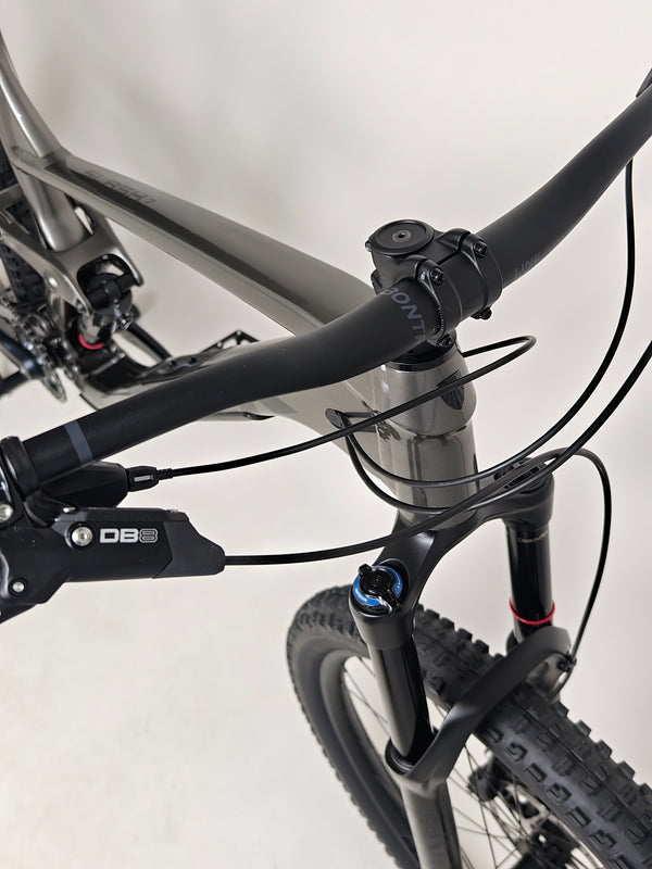 Side view of Trek Slash 7 Gen 5 bike, X-LARGE, featuring exceptional Lyrik fork and SLX drivetrain, RRP: £2,775.00, now £1,760.00 with free quick delivery.