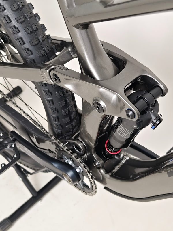 Image of Trek Slash 7 Gen 5 mountain bike, showcasing the X-LARGE frame with Lyrik and SLX components, RRP: £2,775.00, now only £1,760.00 with free fast courier delivery.