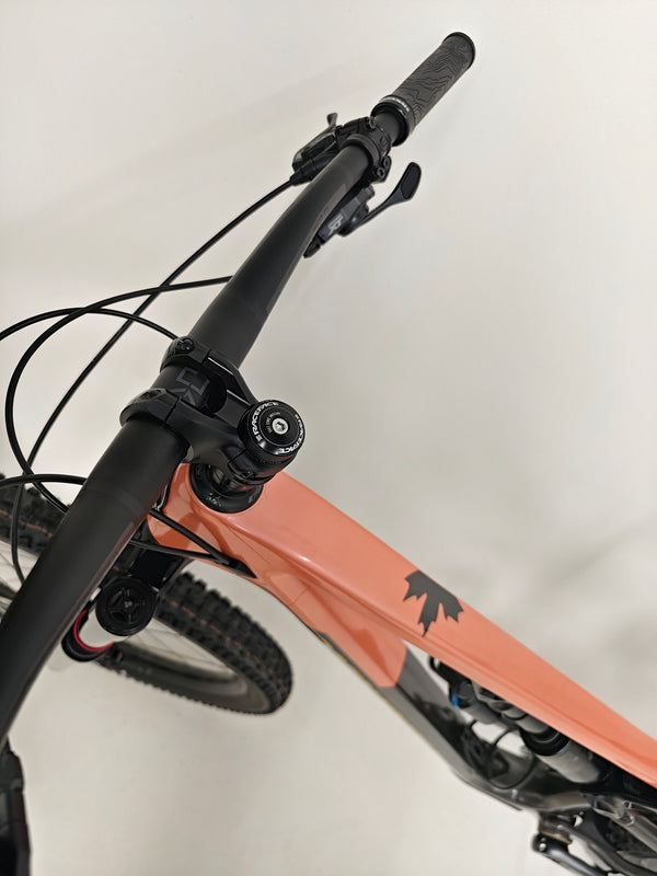 Photography of the Rocky Mountain Altitude Carbon 70 2022 showcasing its build quality, offered for £2,590.00 with free UK delivery.