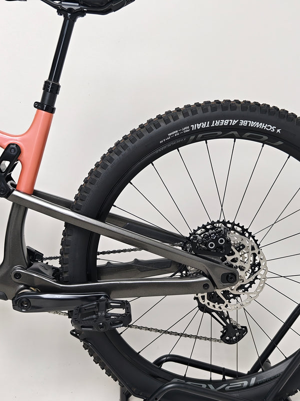 Image highlighting the RIDE-9 adjustable geometry of the Rocky Mountain Altitude Carbon 70 2022, now for £2,590.00 with free UK delivery.