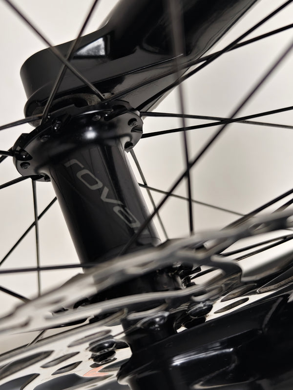 Artistic look at the Rocky Mountain Altitude Carbon 70 2022 mountain bike showing off its components for £2,590.00 with free UK delivery.