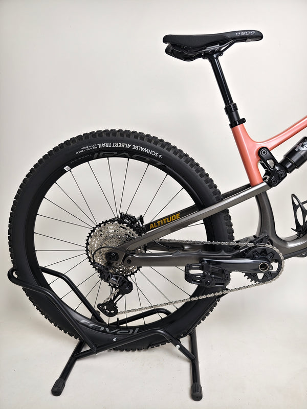 Overview of the frame geometry on the Rocky Mountain Altitude Carbon 70 2022, essential for mountain biking, priced at £2,590.00 with free UK delivery.