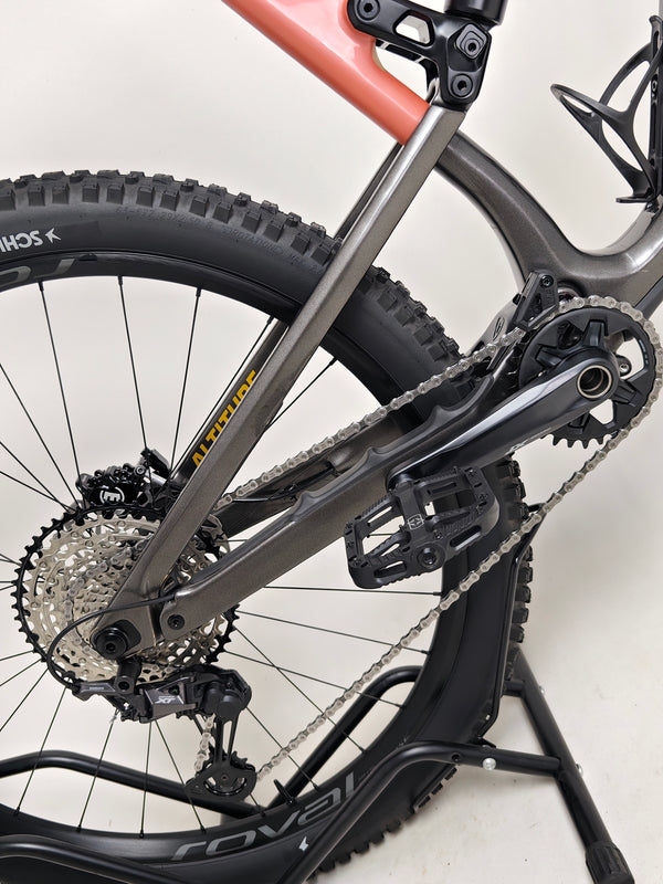 Full view of the Rocky Mountain Altitude Carbon 70 2022 mountain bike, showcasing its features for £2,590.00 with free UK delivery.