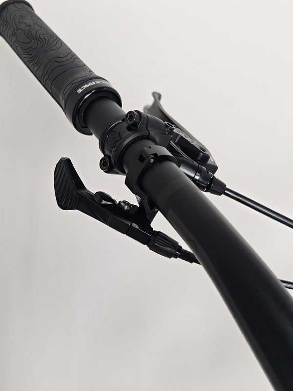 Detailed look at the dropper seatpost mechanism on the Rocky Mountain Altitude Carbon 70 2022, a premium feature for £2,590.00 with free UK delivery.