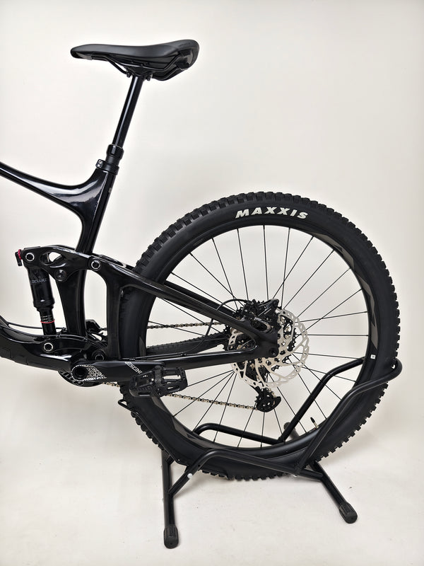 Close-up of Giant Reign Advanced Pro 2 29 Carbon brakes, showcasing quality and precision, in Very Good Condition, LARGE frame, RRP £4,499.00, only £1,790.00!