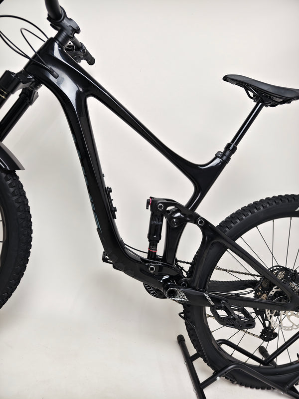 Side view of Giant Reign Advanced Pro 2 29 Carbon showcasing frame geometry, in Very Good Condition, LARGE frame, RRP £4,499.00, offered at the price of £1,790.00!
