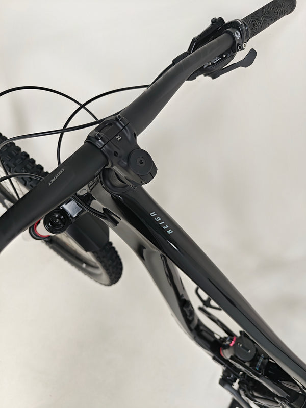 Giant Reign Advanced Pro 2 29 Carbon close-up of its gear setup displaying performance efficiency, in Very Good Condition, LARGE, RRP £4,499.00, now discounted to £1,790.00!